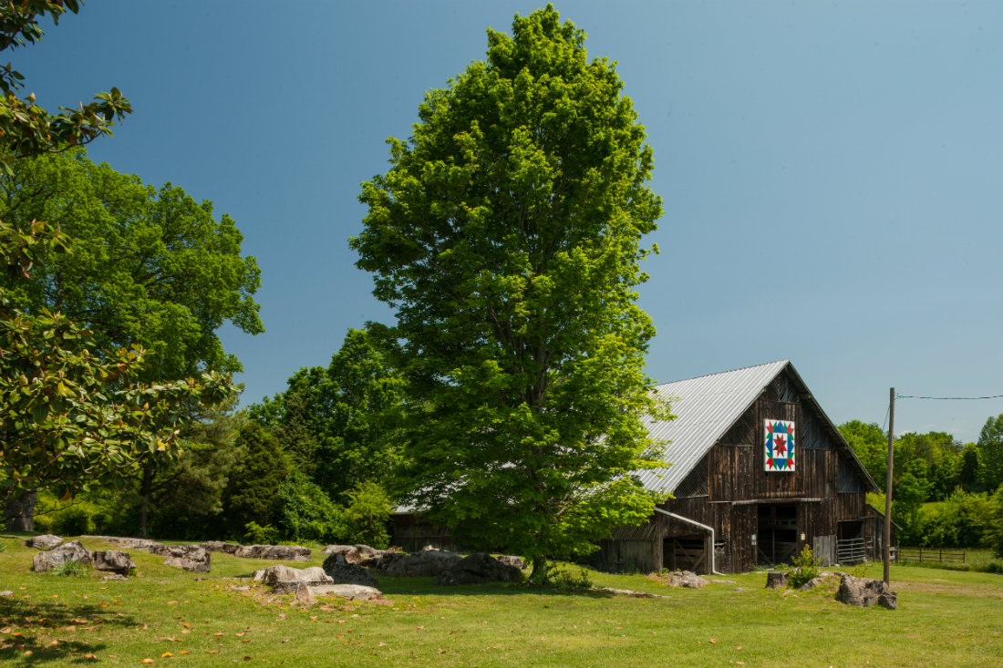 Quilt_barn_on_countryside_1100.jpg