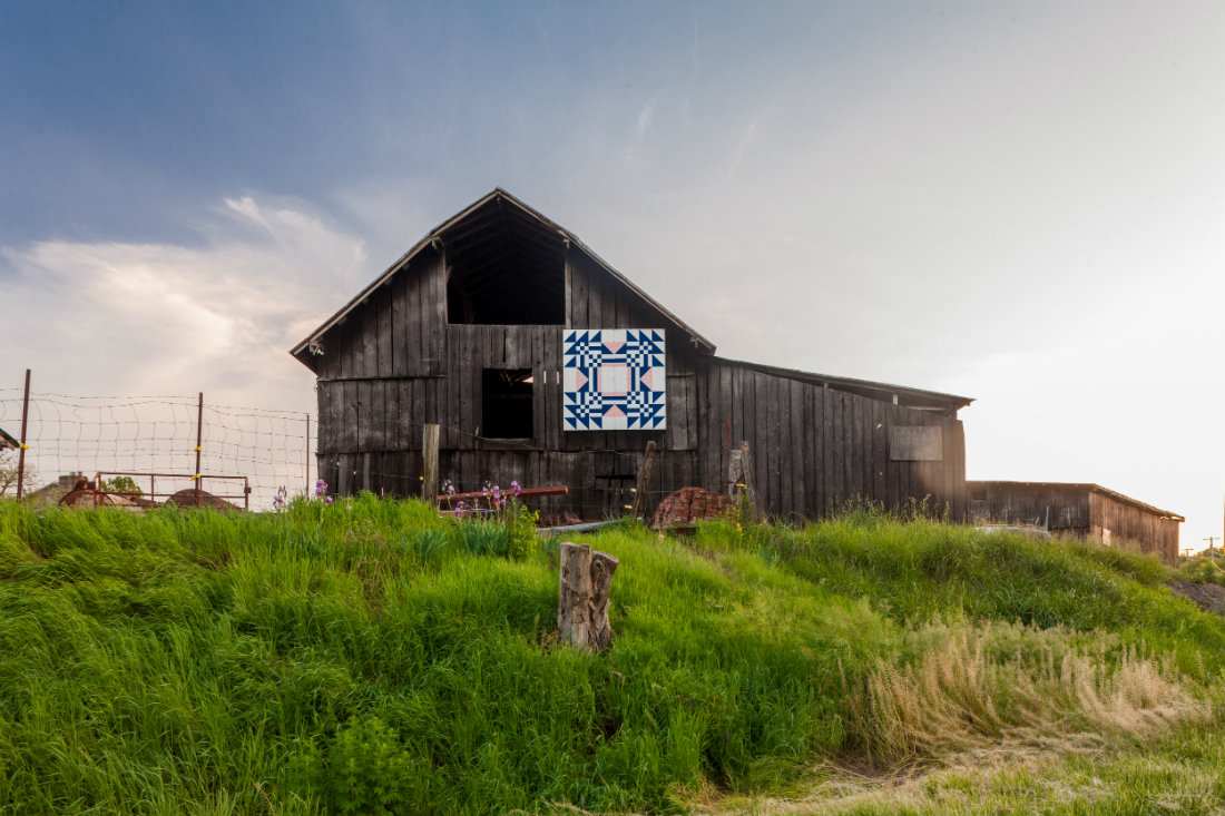 Quilt_barn_with_beautiful_sky_1100.jpg