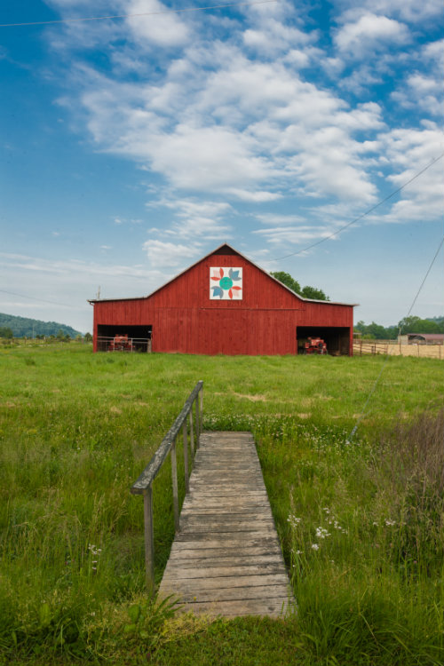 Red_quilt_barn_and_dock_1100.jpg