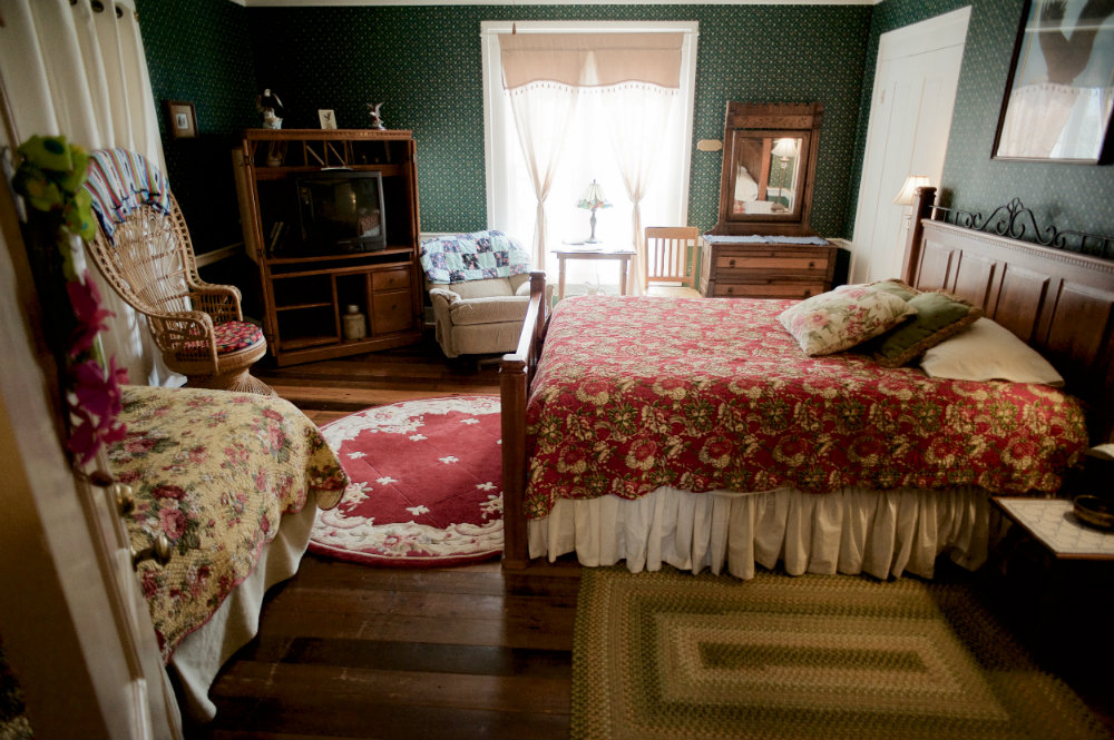 The_Farm_Bedroom_Danville_Kentucky_Rethink_Rural.jpg