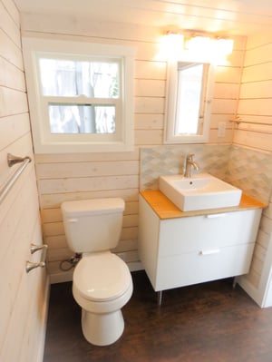 roomy-retreat-bathroom